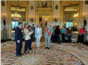 Martine Brousse, présidente de La Voix De l’Enfant, a reçu les insignes de Commandeur de la Légion d’honneur