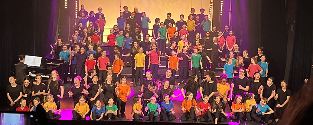 Une salle comble pour le concert solidaire des Chœurs d'Enfants Sotto Voce dirigés par Scott Alan Prouty