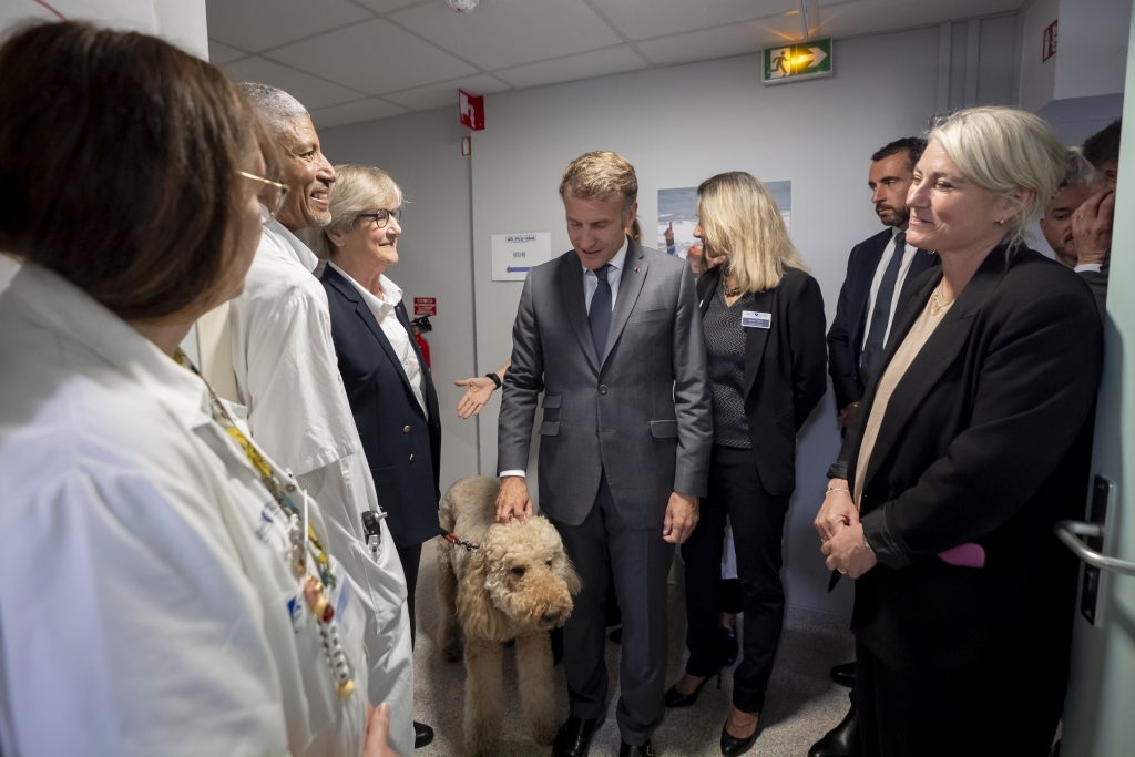 la délégation est passée dans la salle d’audition, où Rétro, chien d’assistance émotionnelle, l’attendait