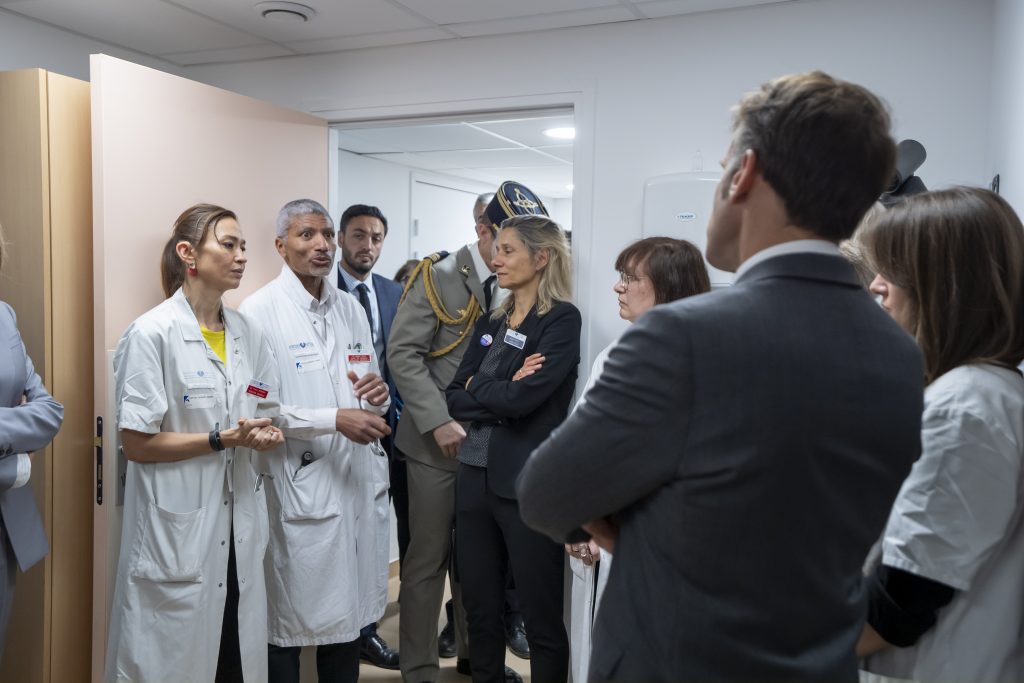 Le mercredi 10 juin 2026, le Président de la République, Emmanuel Macron, et la Première Dame, Brigitte Macron, présidente de la Fondation Hôpitaux de Paris-Hôpitaux de France, accompagnés de la ministre de la Santé, des Familles, de l’Autonomie, et des Personnes handicapées, Stéphanie Rist, ont visité l'Unité d'Accueil Pédiatrique Enfants en Danger (UAPED) de l'hôpital Robert-Debré