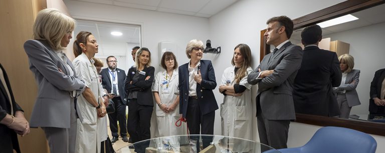 À l'UAPED de l'hôpital Robert-Debré, le Président de la République, Emmanuel Macron, et La Voix De l'Enfant saluent l'engagement des équipes pédiatriques